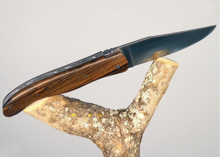 Noyer - Couteaux de Chasse - Couteaux de chasse Laguiole   Manche en Bois de Noyer Sans mitre Ressort Classique, Abeille Soudée 