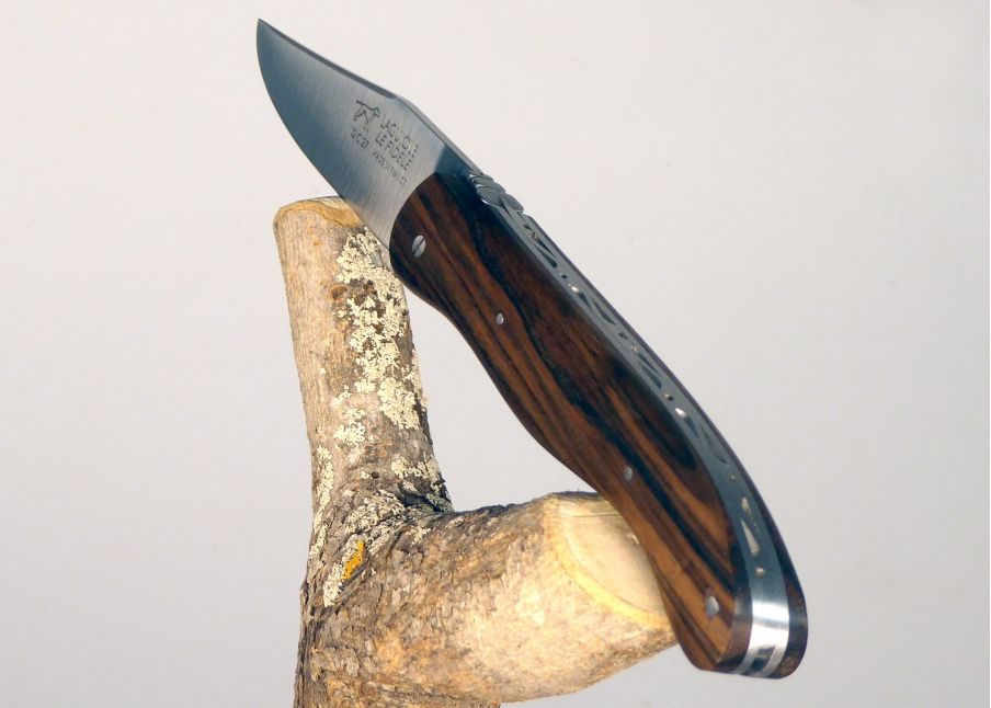 Walnut tree - Hunting Knives - Laguiole hunting knife   Handle made with Walnut Wood No bolster Classic Spring, Welded Bee 12C27