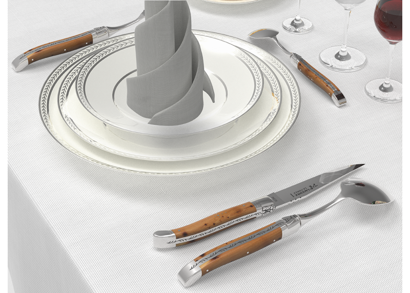 Service de 6 couteaux Laguiole avec un manche en bois de genévrier et mitres inox image 11