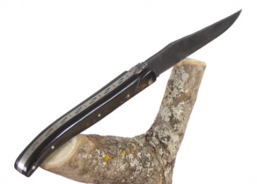 Are Laguiole knives handmade? Manual fitting and assembly for precision and durability