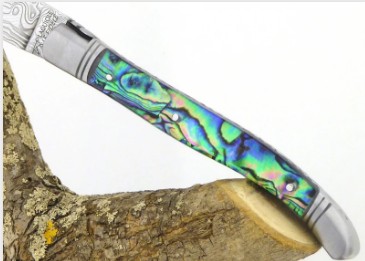 Personalized Laguiole knife: engraving Can a Laguiole knife be personalized? Engraving on the blade or spring depending on the model